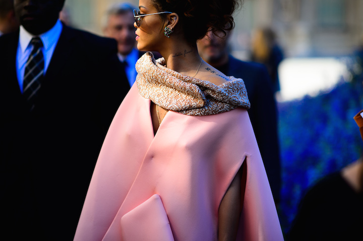 Rihanna in Dior durante l'ultima fashion week di Parigi