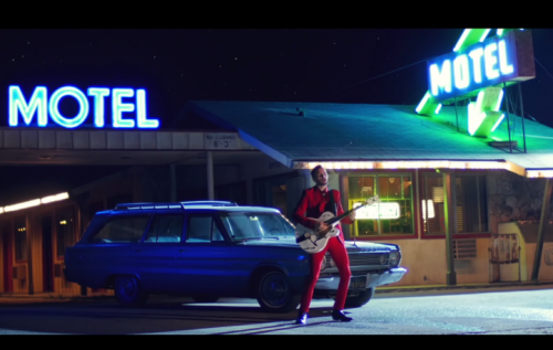 Un frame dell'ultimo video di Jova, "Pieno di vita"