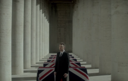 Una scena di "Writing's on the wall"