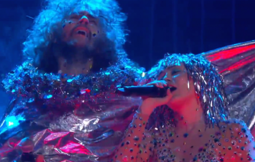 Un frame dell'esibizione dei Flaming Lips e Miley Cyrus del 2015