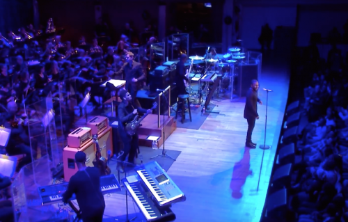 Un momento del concerto di Kendrick Lamar con la National Symphony Orchestra
