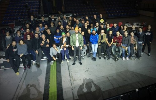 In questa foto Jovanotti, la sua band e alcuni collaboratori in tour, quelli che avrebbero potuto essere al Bataclan a suonare, a lavorare o a sentire qualcuno suonare.