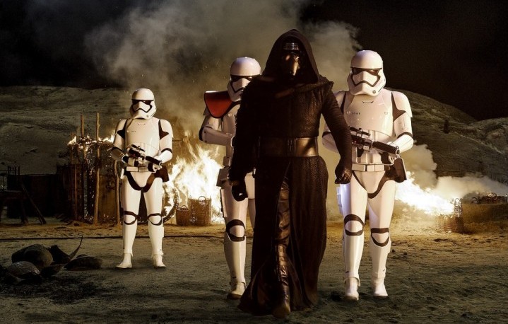 Kylo Ren (Adam Driver) con gli Stormtroopers nel nuovo “Star Wars: The Force Awakens” - Foto di David James