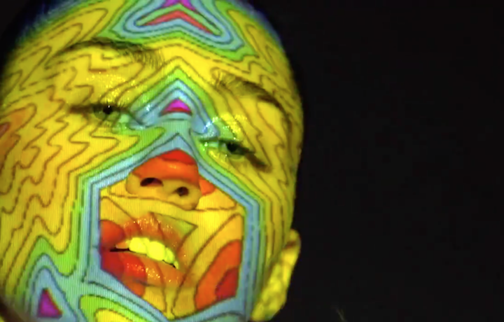Un frame di Miley Cyrus del nuovo video "Lighter"