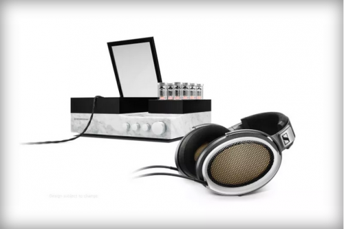 Le Orpheus con dietro l'amplificatore in marmo di Carrara