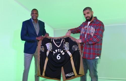 Drake alla presentazione della Drake Night. Foto: Ron Turenne/NBAE via Getty Images