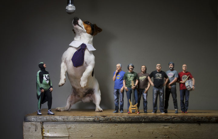 Un gigantesco cane assieme agli Elii. Statuette: Karman&Line 3D Portraits. Foto: Francesco Zucchetti