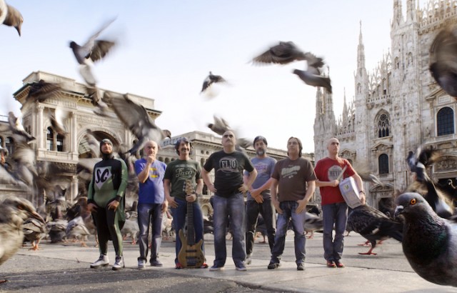 EelST in piazza Duomo, attaccati dai piccioni. Statuette: Karman&Line 3D Portraits. Foto: Francesco Zucchetti