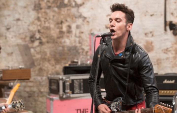 La prima foto di Jonathan Rhys Meyers nei panni di Joe Strummer in “London Town”