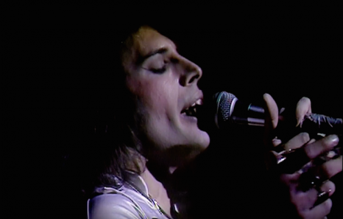 Freddy Mercury in un frame del dvd "Queen - A Night At The Odeon - Hammersmith 1975"