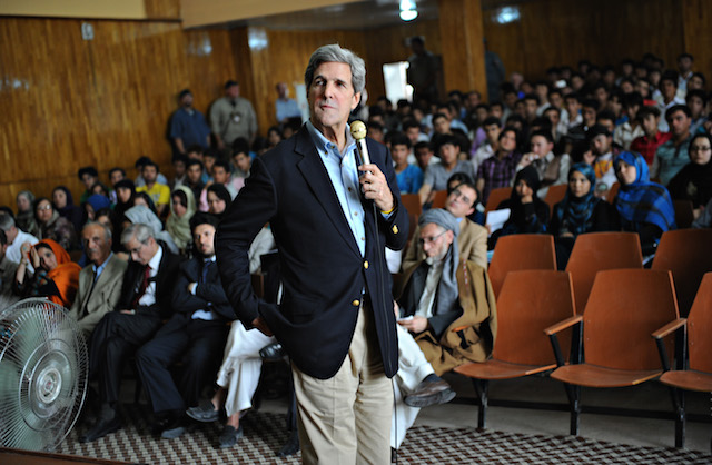 John Kerry all'Università Balkh, foto di S.K. Vemmer, Wikipedia