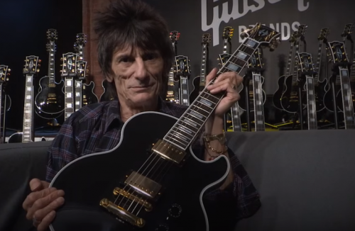 Ronnie Wood in un video del suo canale YouTube