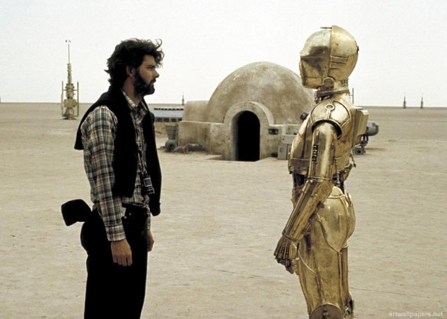 Lucas su Tatooine insieme a C-3PO, interpretato da Anthony Daniels. Il pianeta di Luke Skywalker prende il nome da un villaggio del Sud della Tunisia, set di alcune scene del film