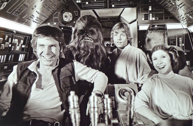 Un momento di relax a bordo del Millenium Falcon. Da sinistra, Harrison Ford, Peter Mayher (sotto Chewbecca), Mark Hamill e Carrie Fisher