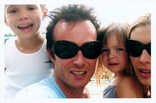 Scott Weiland con la sua famiglia: Mary Forsberg Weiland e i due figli, ora adolescenti, Noè e Lucy, di 15 e 13 anni.