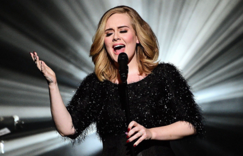 Adele sul palco degli NRJ Music Awards. Abito: Giorgio Armani Privè. Foto: Ghnassia/Sipa/Rex Shutterstock