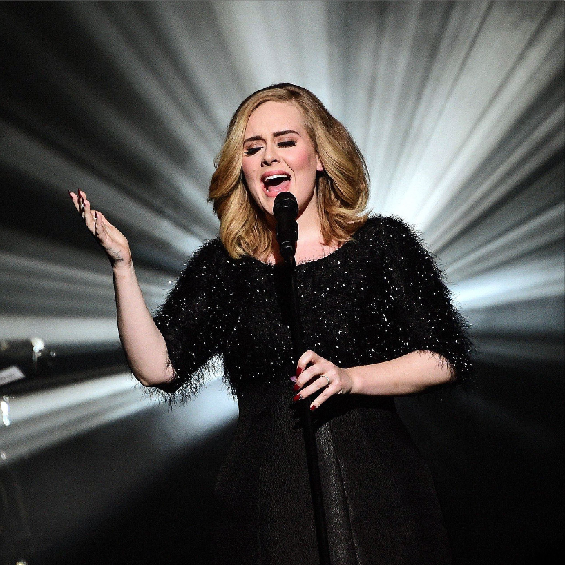 Adele sul palco degli NRJ Music Awards. Abito: Giorgio Armani Privè. Foto: Ghnassia/Sipa/Rex Shutterstock