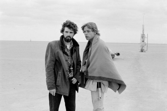 Due giovani George Lucas e Mark Hamill discutono sul set di Star Wars. Alle loro spalle si intravede il landspeeder X-34, la celebre utilitaria a repulsione di Luke Skywalker