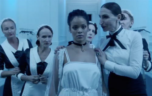 Rihanna in un frame del video preview di "Anti"