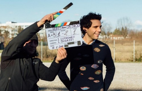 Mika sul set del videoclip di "Hurts". Foto via Facebook