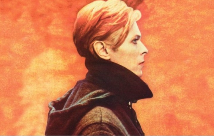 David Bowie sulla cover di "Low" del 1977, il primo album della cosiddetta "trilogia berlinese" composta da, per l'appunto, questo disco, "Heroes" e "Lodger"