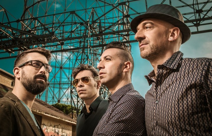 I Perturbazione sono Tommaso Cerasuolo (voce), Rossano Lo Mele (batteria), Cristiano Lo Mele (chitarra) e Alex Baracco (basso)