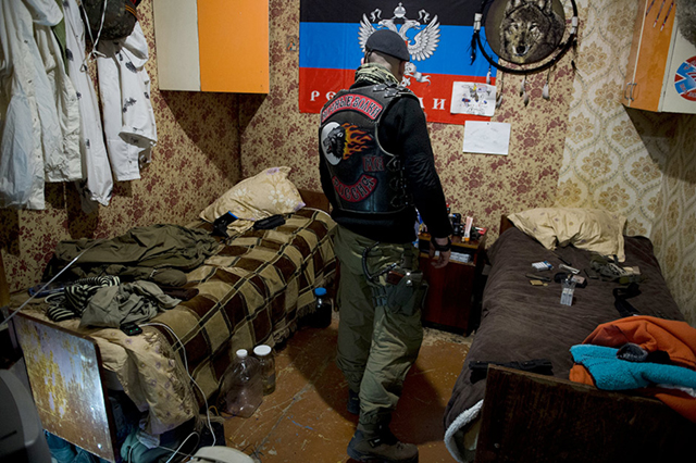 Alcuni membri della gang nella sede di Lugansk, Ucraina. Durante la crisi in Crimea del 2014, i Lupi della Notte hanno combattuto insieme ai ribelli filo-russi contro le truppe ucaine