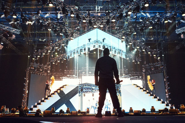 Luca Tommassini al Mediolanum Forum durante le prove della finale di X Factor. Foto di Carlo Furgeri Gilbert