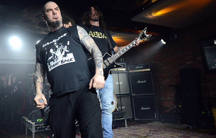 Phil Anselmo dei Pantera e Dave Grohl dei Foo Fighters al Dimebash. Foto: Scott Dudelson/Getty Images