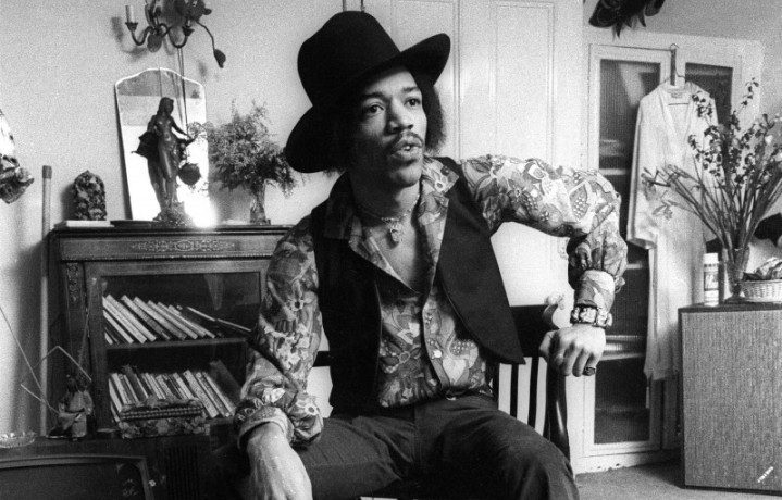 Jimi Hendrix nella sua casa di Brook St., Londra. Via Handelhendrix.com