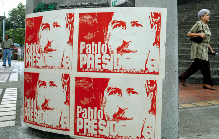 Poster con il ritratto di Pablo Escobar a Medellin. Foto: STR/AFP/Getty Images