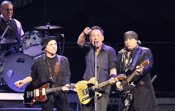 Bruce Springsteen sul palco con Nils Lofgren e Steven Van Zandt al Prudential Center di Newark, New Jersey il 31 gennaio scorso - Foto di Paul Zimmerman/Getty