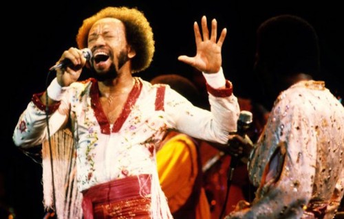 Maurice White durante un'esibizione con gli Earth, Wind & Fire, foto Ed Perlstein/Getty