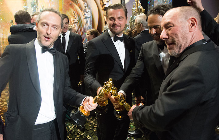 DiCaprio e lo staff di "Revenant" sul palco degli Oscar. Foto: Todd Wawrychuk / ©A.M.P.A.S.
