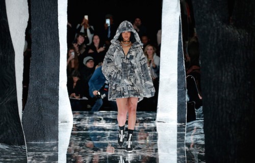 Rihanna in passerella all fine del suo show. Foto: Yim/Getty Images for FENTY PUMA