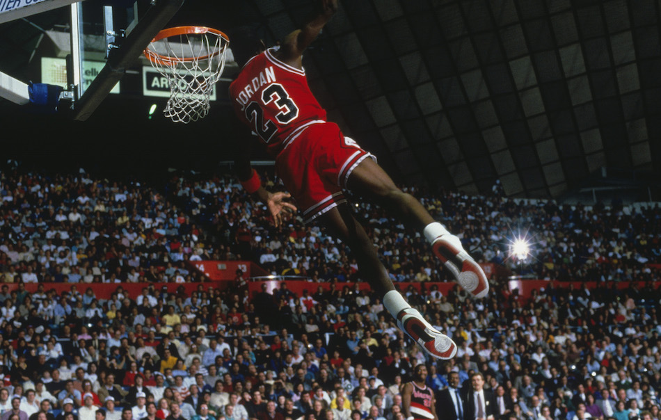 Michael Jordan in volo con la maglia dei Chicago Bulls, foto di Walter Iooss Jr. Focus on Sport/Getty Image