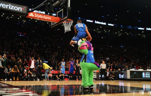 Aaron Gordon passa sopra la mascot dei Magic, Stuff. Foto: Elsa/Getty Images