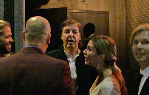 Paul McCartney, Beck e Taylor Hawkins ed il simpatico buttafuori dell'after show dei Grammy