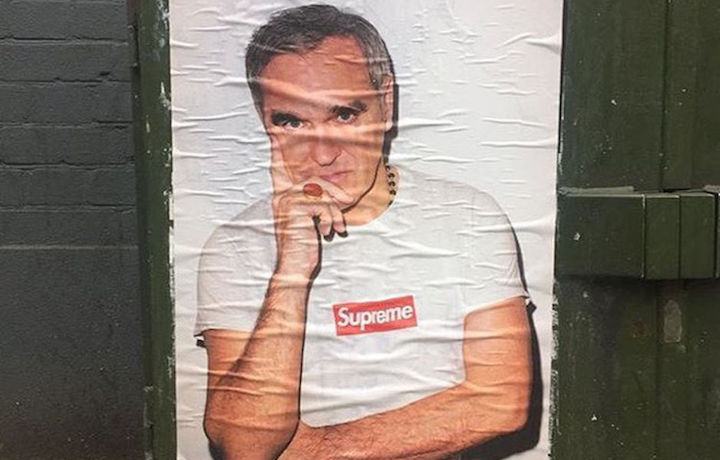 Morrissey è apparso sui cartelloni pubblicitari di Supreme. Foto: @shotaro__official