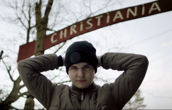 Lukas Graham posa davanti all’ingresso del quartiere di Copenhagen dove è nato, "Christiania"