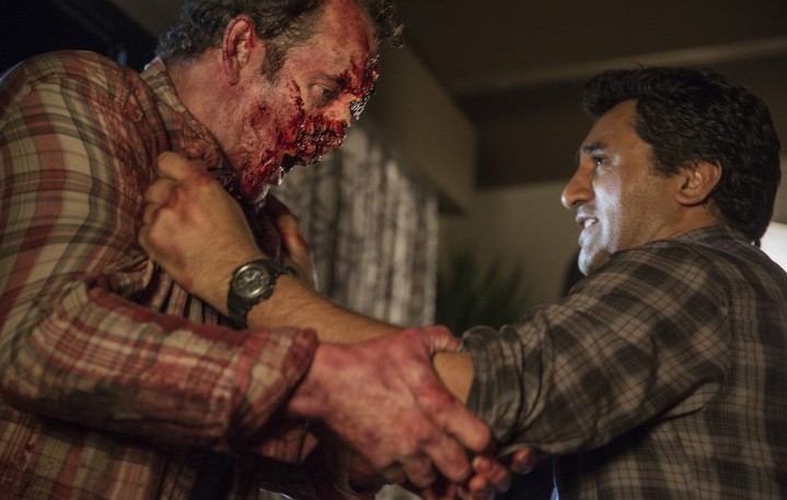 Noah Beggs interpreta Peter Dawson e Cliff Curtis è Travis nel terzo episodio di Fear The Walking Dead - Foto di Justina Mintz/AMC