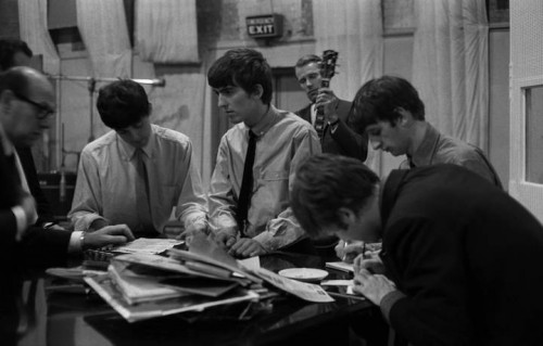 I Beatles in studio con George Martin. Foto: Terry O'Neill/Getty Images