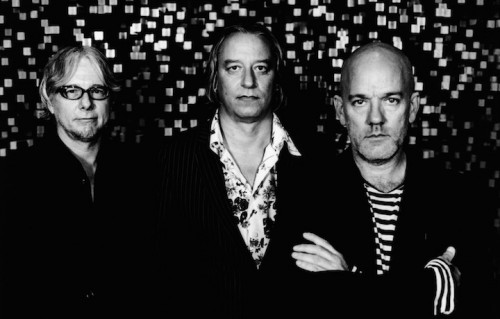 I R.E.M. si sono sciolti nel 2011. Peter Buck è al centro, tra Mike Mills e Michael Stipe