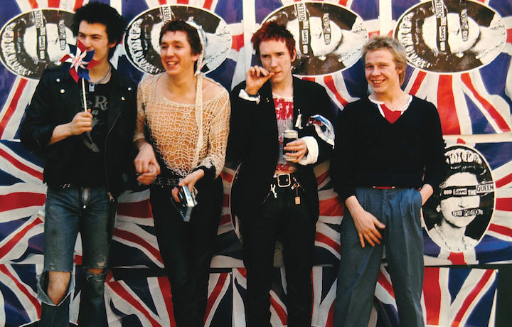 Johnny Rotten, Steve Jones, Paul Cook e Sid Vicious sono i Sex Pistols