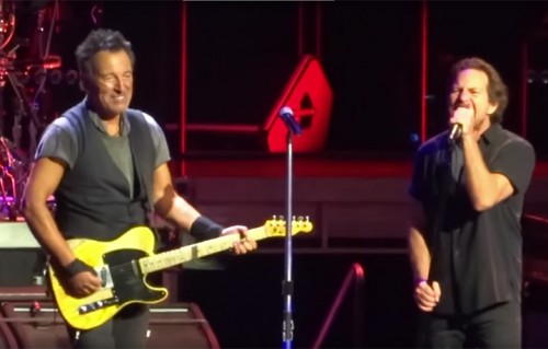 Bruce Springsteen e Eddie Vedder sul palco della Key Arena, Seattle