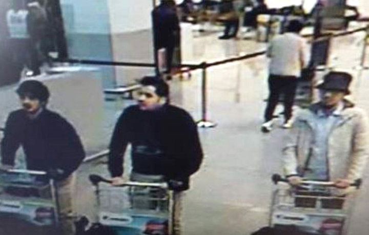 Un frame delle telecamere dell'aeroporto di Bruxelles ha immortalato gli attentatori
