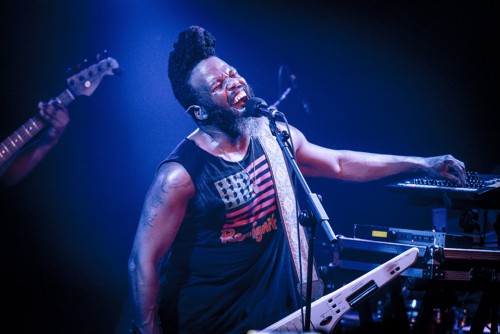 “Experiment”, in quartetto, con Benjamin Casey (voce, vocoder, sax ed effetti), Derrick Hodge (basso), Mark Colemburg (batteria).