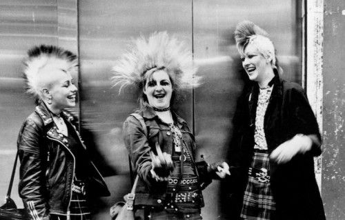 Tre punk a Chelsea, Londra, negli anni '70. Foto Ted Polhemus