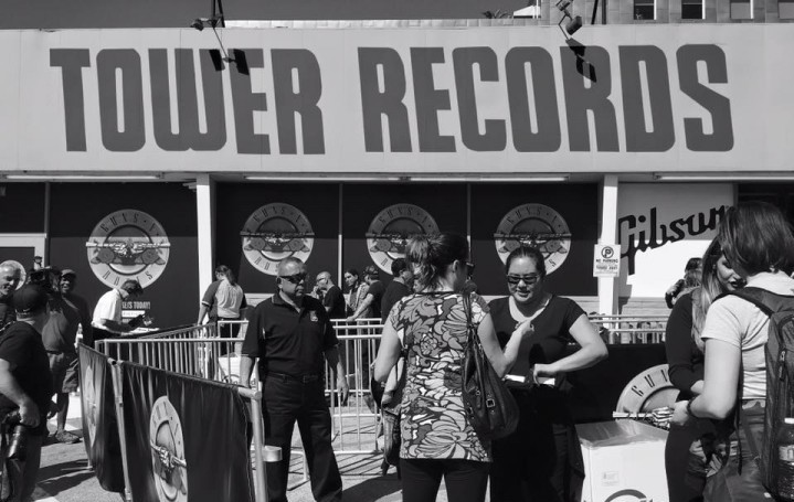 I biglietti per il concerto dei Guns N' Roses sono stati messi in vendita poche ore prima nel negozio Gibson di Sunset Blv, Los Angeles, un tempo sede della Tower Records