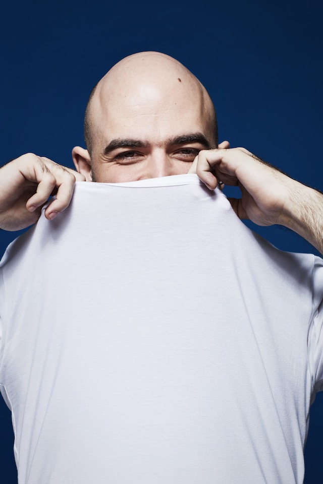 Roberto Saviano fotografato da Mattia Zoppellaro, maglietta Calvin Klein